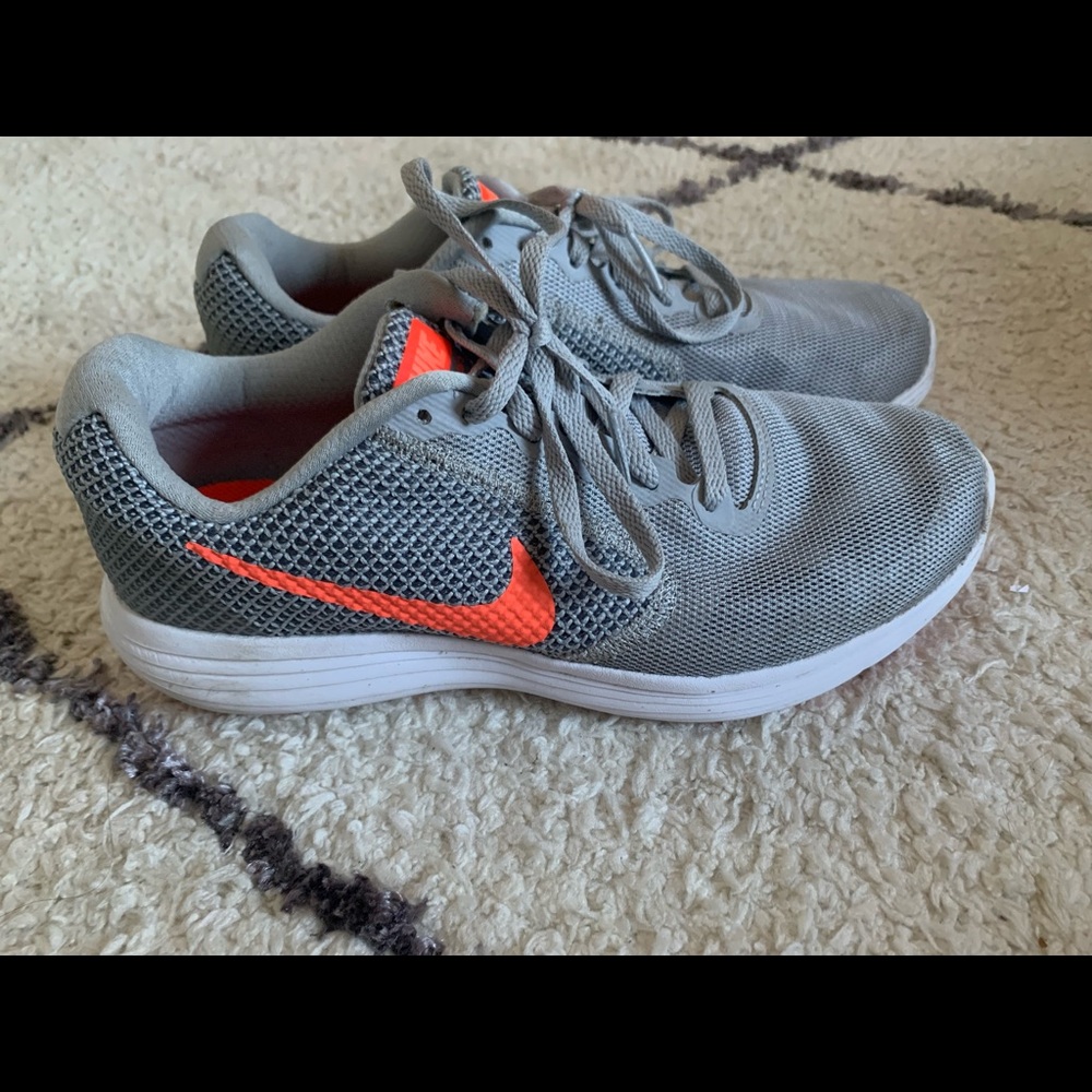nike revolution 3